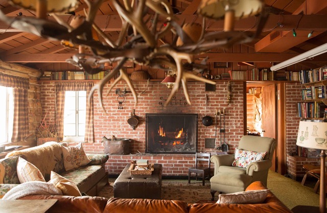 Charming Lakeside Cabin, Minutes from Tulsa with Private Dock