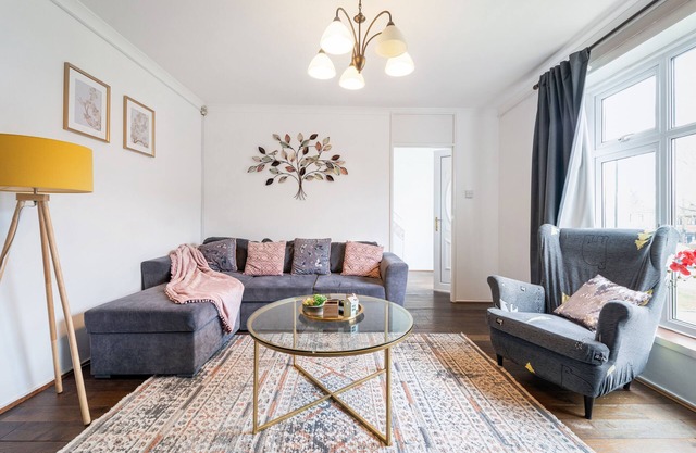 Charming Large 3 Bedroom House/Garden in Greater London, Chigwell