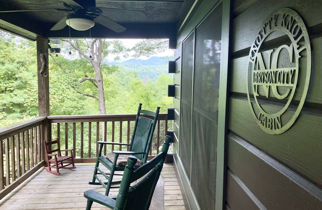 CHARMING LOG CABIN.Views.Secluded.Hot Tub.Game Room.Fire Pit.Close to Town