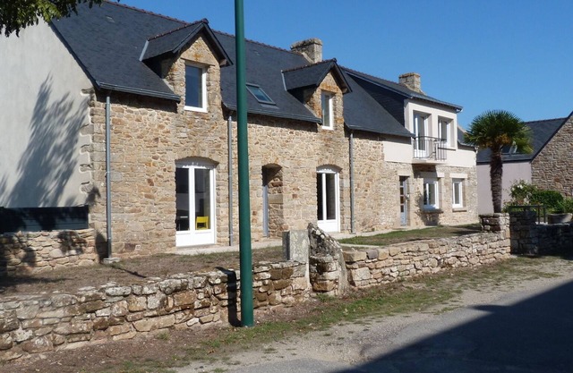 CHARMING LONGERE AT THE FOOT OF THE GOLFE DU MORBIHAN