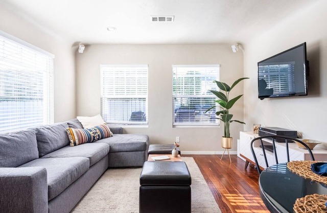 Charming Mid-Century Craftsman ~ Hot Tub Serene Yard