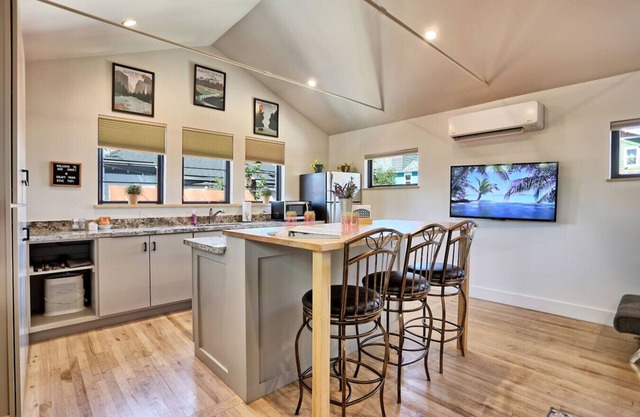 Charming Midtown Retreat w/private yard