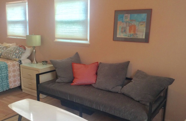 Charming, modern studio apartment close to hospitals, Biltmore and downtown.