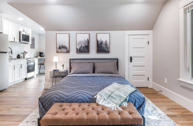 Charming Modern Studio Home! 5 Minutes from major Hospitals