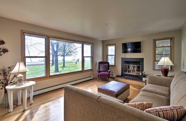 Charming Neenah House with Porch on Lake Winnebago!