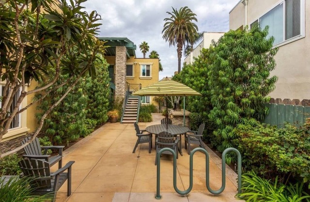 Charming OB beach condo, steps to the beach, listen to the waves crash