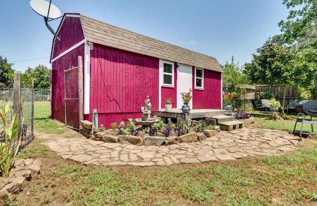 Charming Oklahoma Retreat with Grill - Pets Welcome!