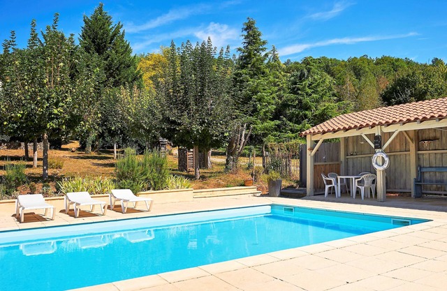 Charming old tobacco barn with pool and large garden close to Tremolat village