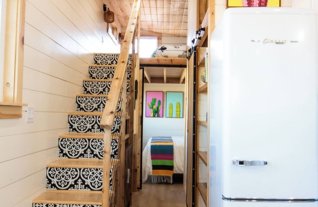 Charming Phoenix Tiny Home-4 Beds, Full Kitchen, Wifi, AC, Grill, Pool & Hot Tub