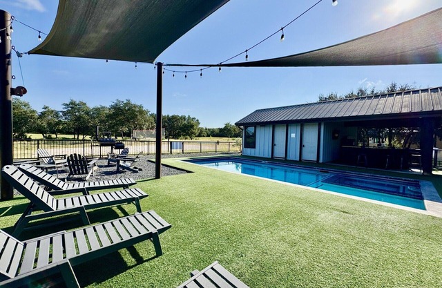 Charming Pool House and Porch Bedroom with AC in Concan