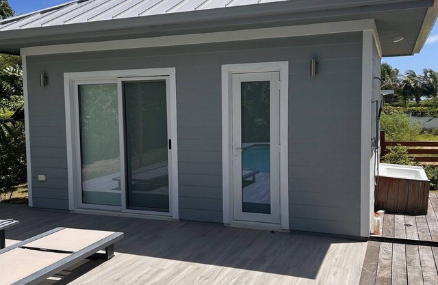 Charming pool house with AC and WiFi in West Bay.