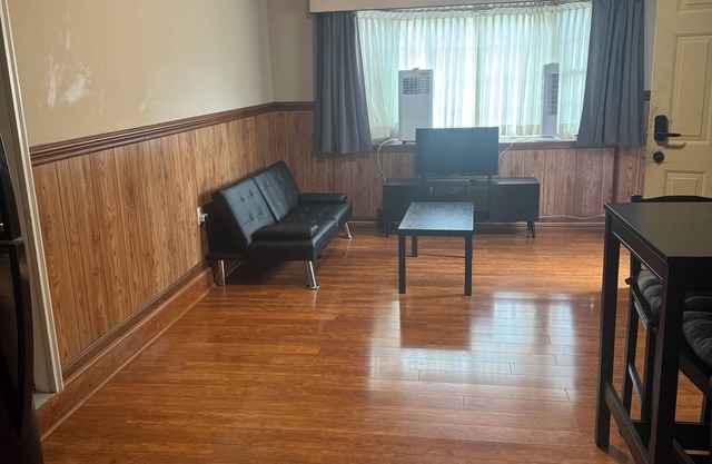 Charming private 1-bedroom apartment in pleasant Clinton with WiFi, AC.