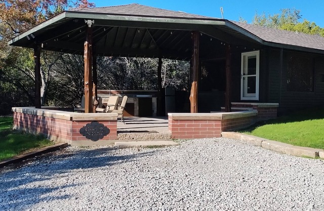 Charming Private Cottage with Hot Tub in Valley Mills