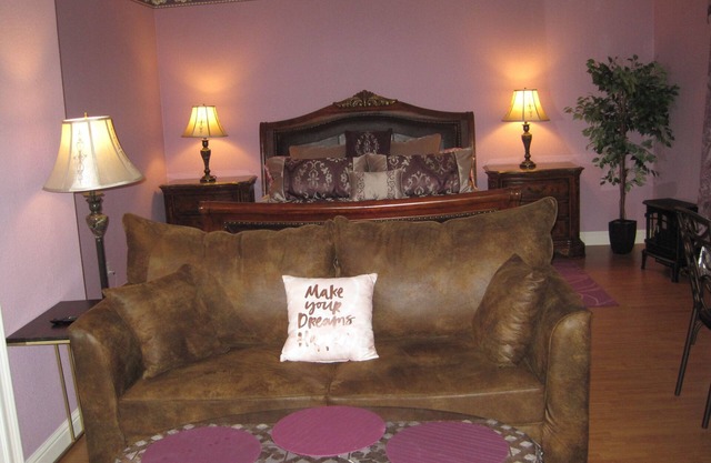 Charming Private Very Romantic Studio. Pool access.