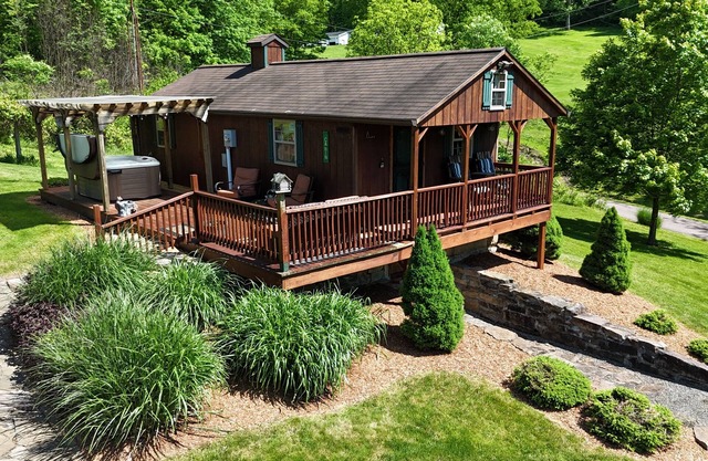 Charming, quiet cabin with NEW private hot tub!