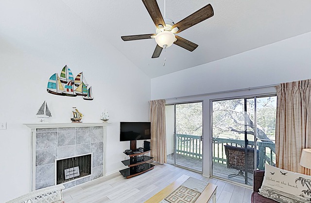 Charming Remodeled Condo w/ Pool, Pier & Private Balcony