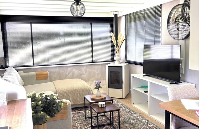 Charming, renovated mobile home on a spacious, green plot