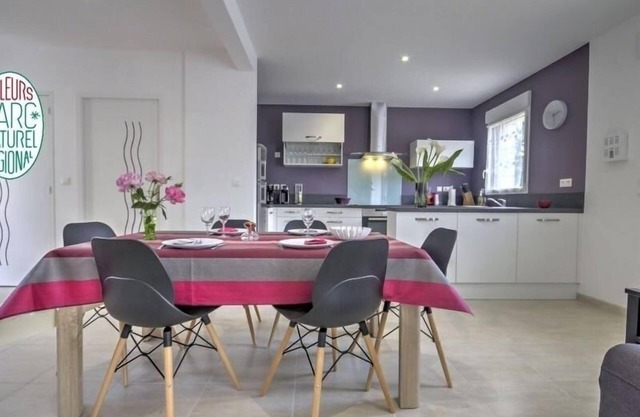 Charming Renovated Cottage with Garden, 20 km from La Baule, Family Friendly