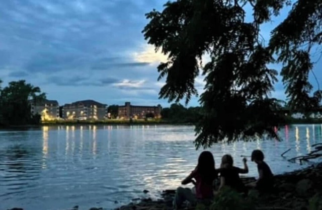 Charming Riverfront Mansion: The Powers Housenn