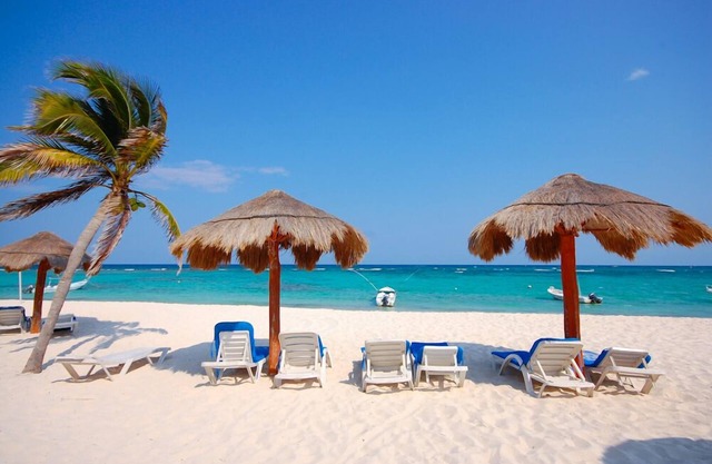 Charming, romantic beachfront studio with a king bed, AC and maid service.