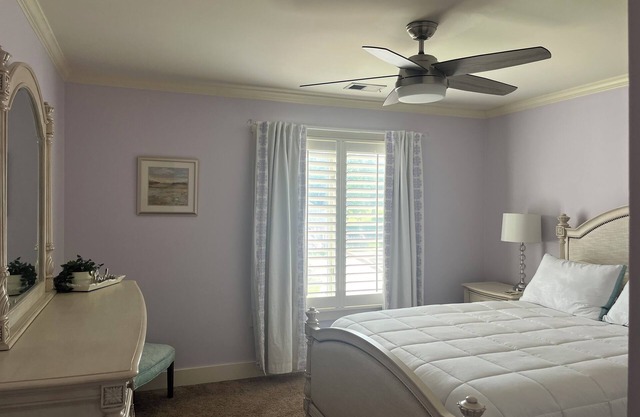 Charming room in Beautiful Custom Home- 30 day stay minimum