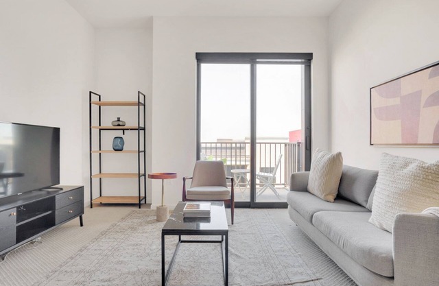 Charming Santana Row 1BR w/Gym & Pool, 10 mins to Target, by Blueground