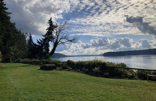 Charming Secluded Bainbridge Waterfront Cottage near Battle Point