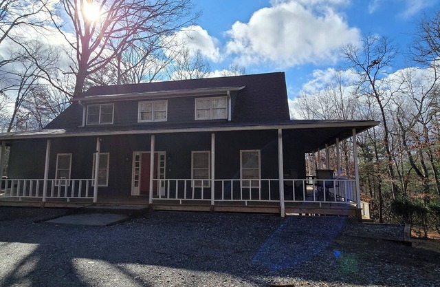 Charming, secluded 3-bedroom house just outside Clarkesville.