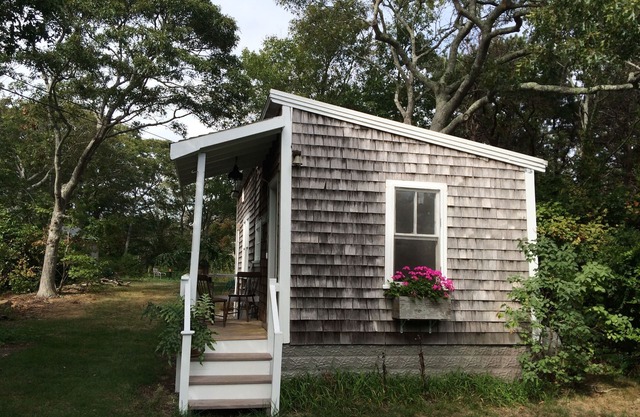 Charming Secluded Cottage In East End