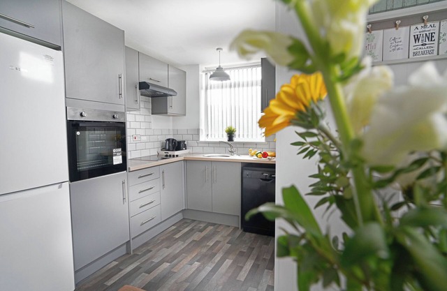 Charming Semi with KingBed and Cozy Interiors