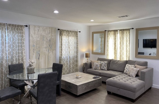 Charming & Spacious Los Angeles Guest Cottage House near Hollywood