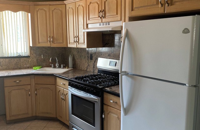 Charming Spacious 2 bedrooms apt.Furnished.Near train/bus to Manhattan