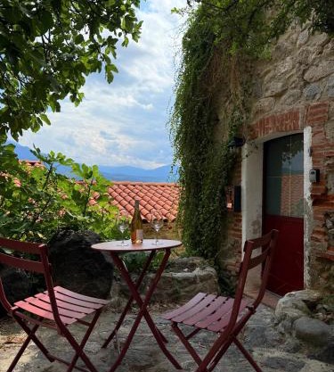 Charming stone house in Eus - Vue sur les Montagnes & Confort 2025