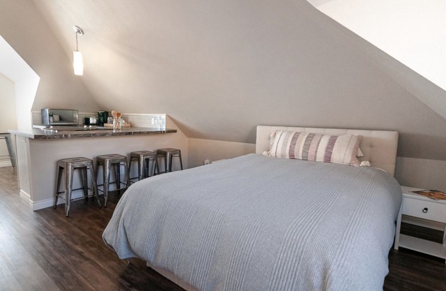 Charming Studio in a Triplex in Downtown Pullman