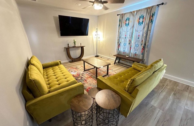 Charming studio in amazing Temple with WiFi, AC
