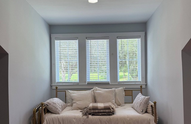 Charming studio in delightful Charleston with AC