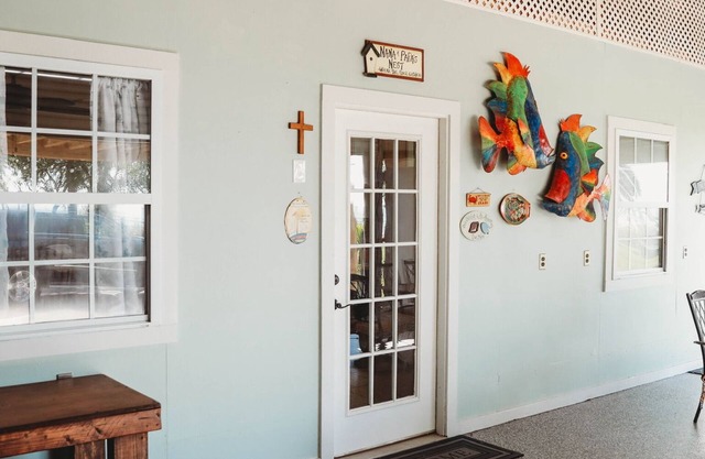 Charming studio with AC , WiFi, and 325 ft fishing pier with fishing lights.