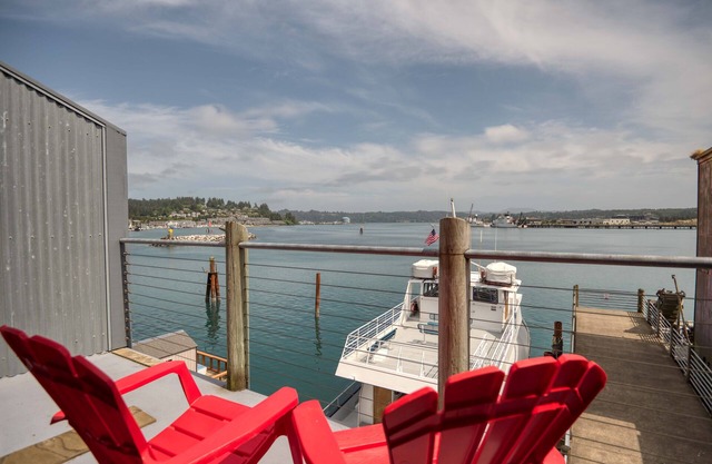 Charming Studio with Kitchenette has Bayfront Deck Overlooking Newports Harbor!