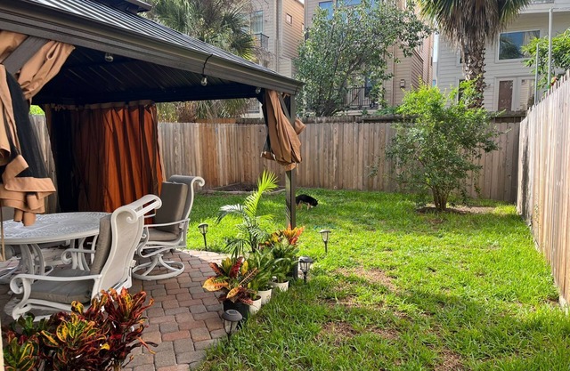 Charming Suite, inside the loop/pet friendly w/outdoor gazebo,Private Entrance