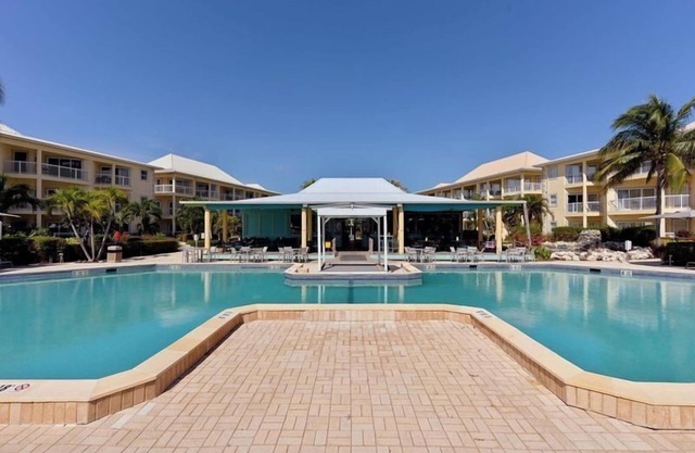 Charming Suite w/Full Kitchen, Ocean Views & Pool, Ideal for Family Getaways