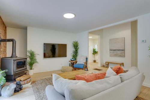 Charming Swan Lake Apartment with Deck!
