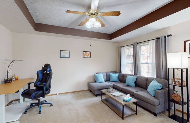 Charming townhome with private deck, w/d, central air & close to attractions