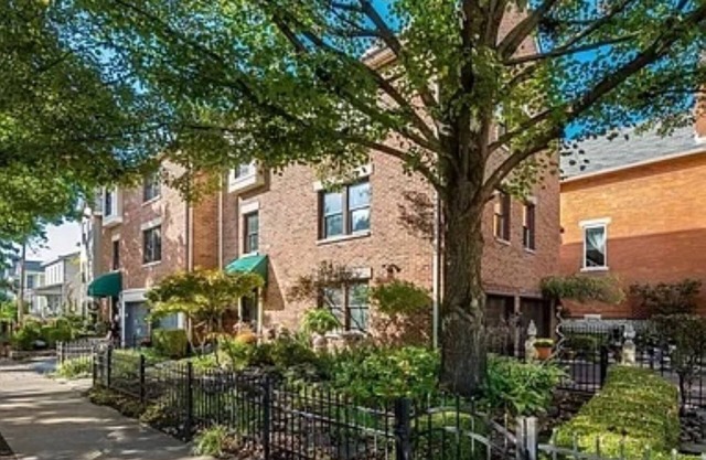 Charming townhouse , 1 mile from OSU & Downtown in VIBRANT Short North District.