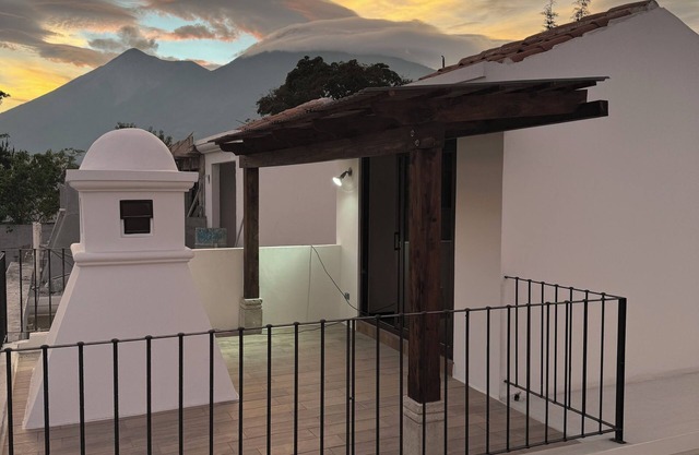 Charming Townhouse in Barrio Entre Flores: Your Gateway to Antigua Guatemala