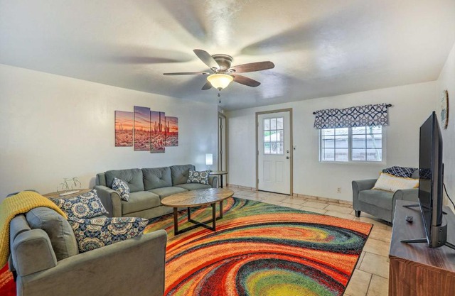 Charming Tucson Home with Covered Patio and Grill!