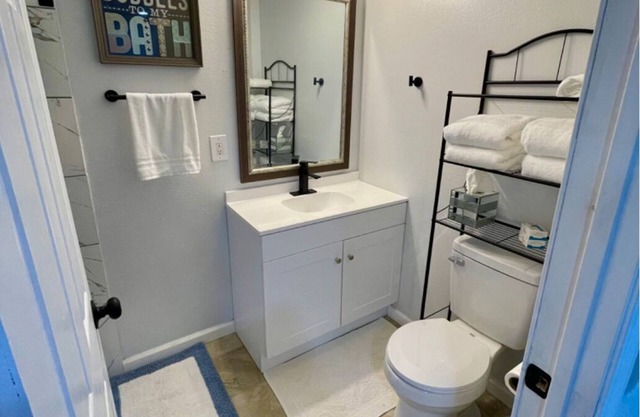 Charming Two Bedrooms Apartment by Downtown
