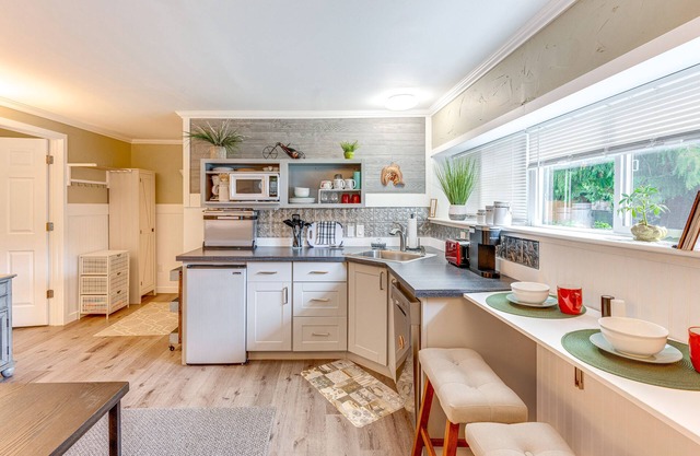 Charming Updated Retreat Walk to Lake Stevens!
