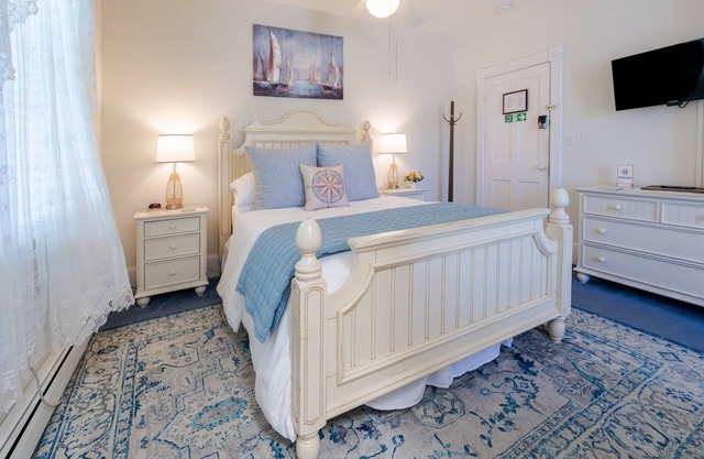 Charming Victorian Lakeside B&B in Marblehead,Ohio
