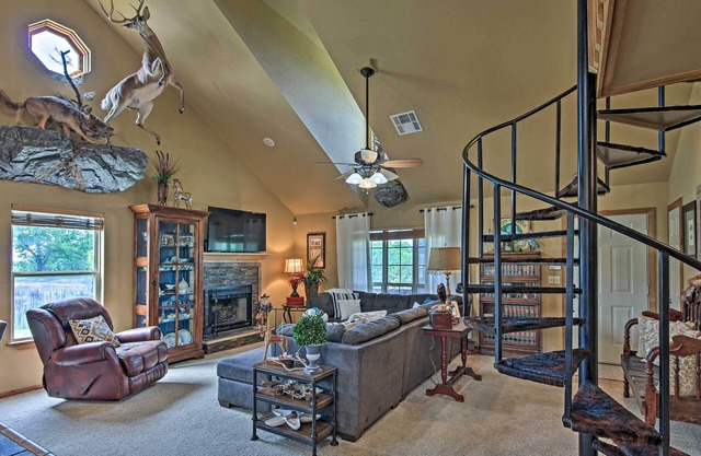 Charming Vian Retreat w/Private Deck & Grills!