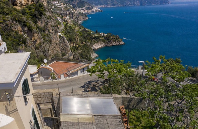 Charming villa with sea view, parking nearby